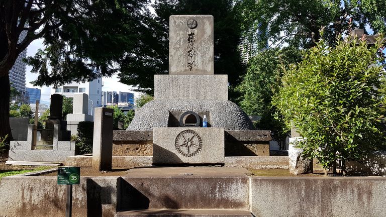 도쿄 도시마구의 조시가야 공동묘지에 있는 전범 도조 히데키의 무덤. 도조는 총리이던 1941년 진주만 기습공격을 명령하면서 태평양 전쟁을 시작했다. 극동국제군사재판에서 A급 전범으로 사형을 선고받아 교수형에 처해졌다. /2000년 9월 8일 이범준