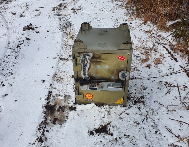 한라산에서 훔친 금고 몰래 뜯다가 붙잡힌 도둑, 알고 보니 '빈 금고' 기사 관련이미지