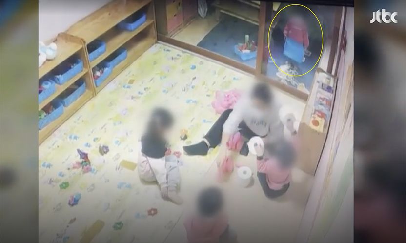 영하 날씨에 혼자 베란다로 격리된 19개월 여아, 연신 유리창만 두드렸다 기사 관련이미지