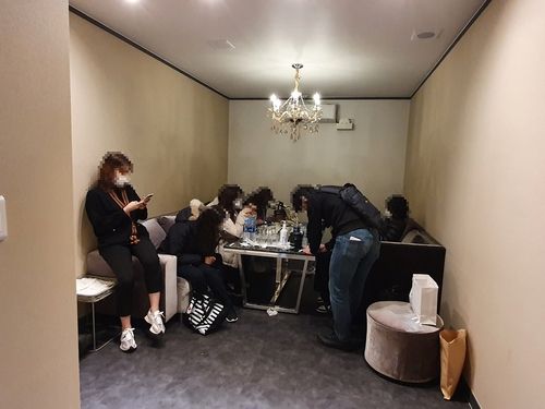 유치원 건물 옆에 '비밀 문' 만든 무허가 유흥주점, 이미 3번이나 걸린 곳이었다 기사 관련이미지