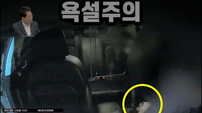 택시비를 내라며 붙잡는 기사에게 승객은 먹다 남은 삼각김밥을 던졌다. /한문철TV 캡처