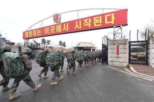 "우크라 의용군 지원" 휴가 중 몰래 출국한 해병대 병사, 그의 앞날은… 기사 관련이미지