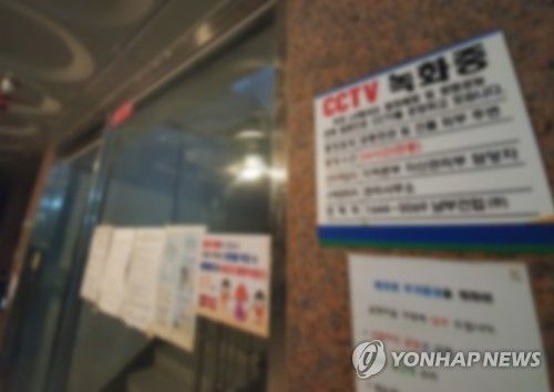 법정에서 처음 공개된 '인천 층간소음 흉기 난동' CCTV…이걸 본 판사가 한 말 기사 관련이미지