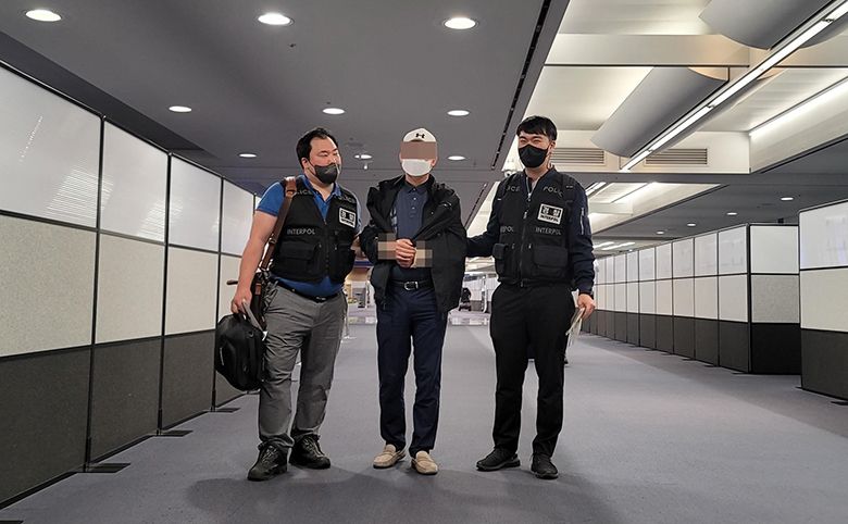 "1등급으로 만들어 드립니다"로 1조 사기치고 베트남으로 튄 '회장' 잡았다 기사 관련이미지