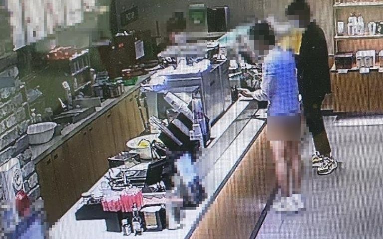 그 옷은 유죄…여성용 핫팬츠 입고 도심 쏘다닌 40대 남성 벌금형 기사 관련이미지
