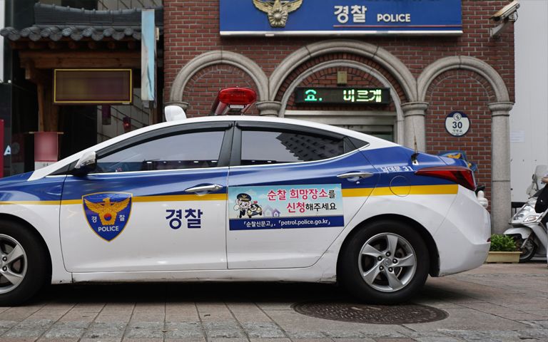 하의 다 벗고 밖에 돌아다닌 40대 남성 "아차, 바지 입는 거 까먹었다" 기사 관련이미지
