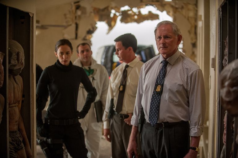 법과 절차를 존중하는 케이트는 잔혹하게 죽은 수십구의 시체를 발견하고 범죄가 처단되지 못하는 곳은 지옥이란 사실을 조금씩 받아들인다. / LIONSGATE