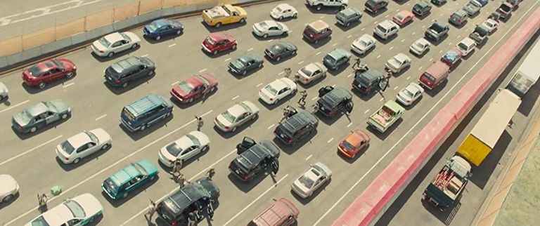 CIA팀이 마약 카르텔 간부를 데려오기 위해 멕시코 국경 고속도로로 접어들자, 이 정보를 빼내 준비하고 있던 마약 조직원들이 이들과 총격전을 벌인다. / LIONSGATE