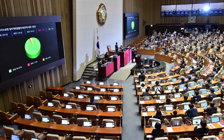 3일 오전 국회 본회의에서 국민의힘 의원들의 반발 속에 형사소송법 개정안이 표결 통과됐다. /연합뉴스