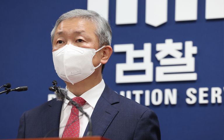 국무회의서 '검수완박' 관련 검찰청법 개정안과 형사소송법 개정안이 공포된 3일 오후 검찰 총장 업무 직무대리인 박성진 대검 차장검사가 기자회견을 열고 "헌법상 적법절차 원칙이 준수되지 않아 참담하다"는 입장을 밝혔다. /연합뉴스