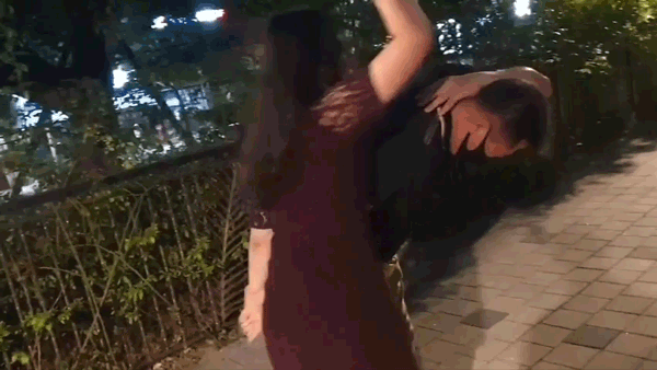 어린 자녀들 앞에서 40대 가장을 폭행한 20대 여성의 영상이 공개되며 많은 사람들의 공분을 샀다. /온라인 커뮤니티 '보배드림'⋅편집=조소혜 디자이너