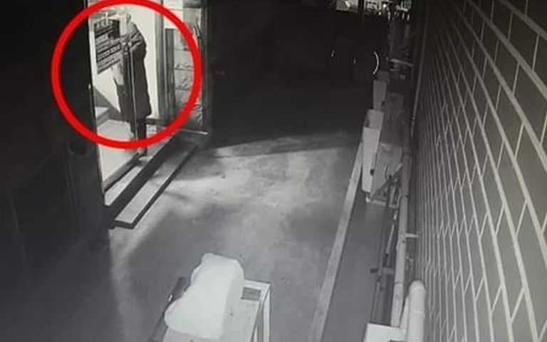 길 가다 마주친 여성들 사는 곳 알아내 속옷·립스틱 갖다 둔 20대, 검찰 송치 기사 관련이미지
