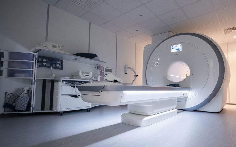 MRI 기기 작동하는 순간, 통속으로 빨려든 산소통에 환자 사망…누구 책임? 기사 관련이미지