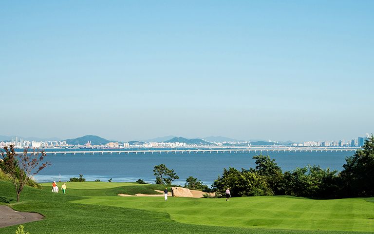 400억에 한숨 돌린 '스카이72'…대법원 판결 전까지 골프장 영업 가능 기사 관련이미지