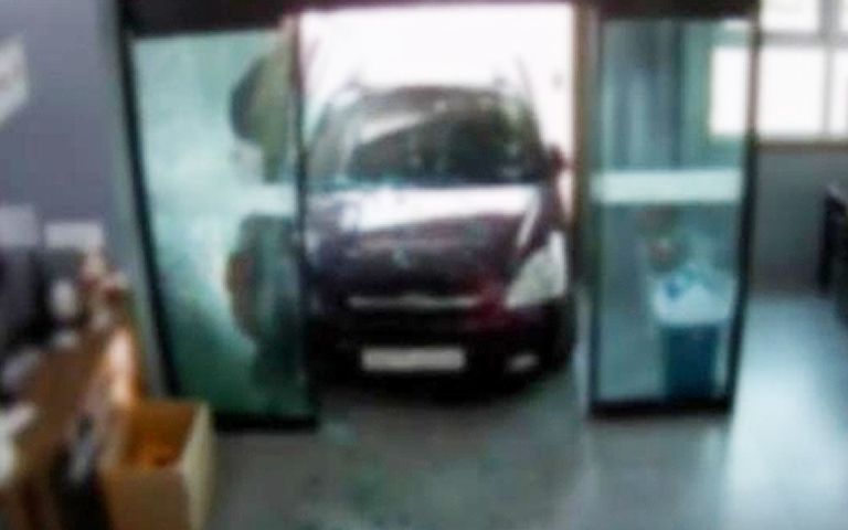 대낮 만취 운전으로 아내가 일하는 식당으로 돌진한 40대 검거 기사 관련이미지