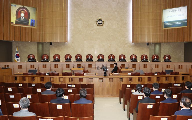 대법 "합리적 이유 없이 나이만으로 임금 깎는 '임금피크제'는 무효" 기사 관련이미지