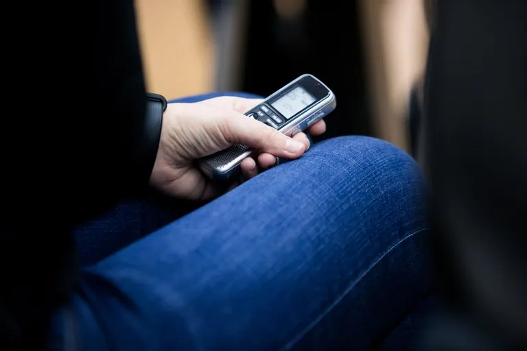 불륜 의심해서…남편 휴대폰에 '위치추적 앱' 설치한 여성, 집행유예 기사 관련이미지