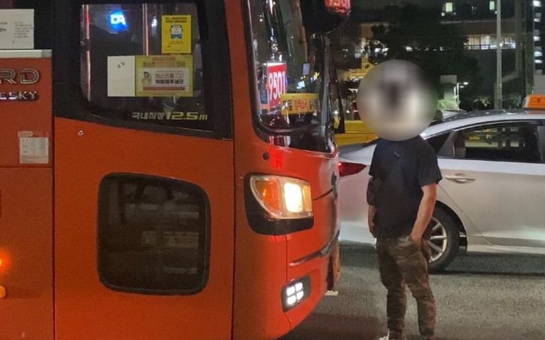 강남대로에서 20분간 버스 앞 가로막은 남성…처벌 가능할까? 기사 관련이미지