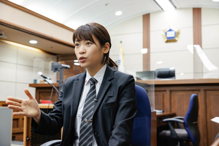 13년째 경위로 근무하는 서울중앙지법 황수현 경위는 "치열함까지 느껴지는 곳이 형사 법정"이라며 "한순간도 긴장을 놓칠 수 없다"고 말한다. /박선우 기자