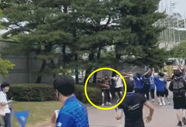 당시 피해자를 상대로 폭행이 이루어졌던 경기장 밖 상황. / 온라인커뮤니티 '에펨코리아' 캡처