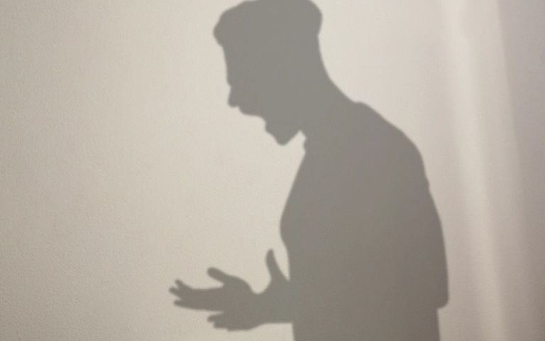 "집 밖은 위험해" 실리콘으로 문 틀어막고 7살 감금한 아빠와 고모 기사 관련이미지