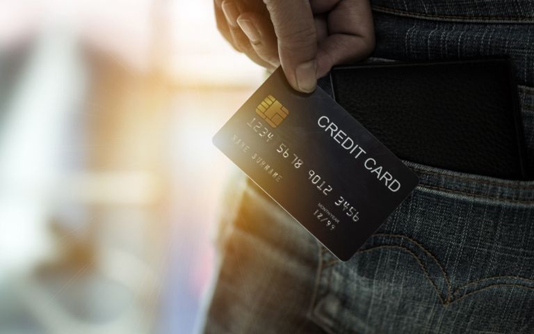 훔친 카드로 20곳에서 긁고 1달 도주한 '전과 81범'…경찰은 영장 신청, 검찰은 반려 기사 관련이미지