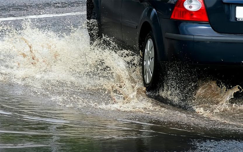 장마철 '빗길 물 튀김', 엄연한 도로교통법 위반…범칙금 2만원입니다 기사 관련이미지