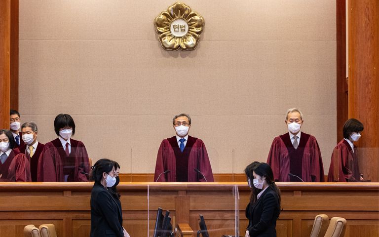 헌재, 사상 두 번째 '대법 판결' 취소…해묵은 갈등 다시 수면 위로 기사 관련이미지