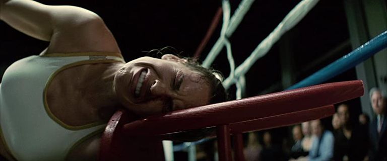 마침내 100만 달러가 걸린 타이틀 매치가 성사되지만, 시합 중에 일어난 사고로 매기는 전신마비가 된다. / Warner Bros. Pictures