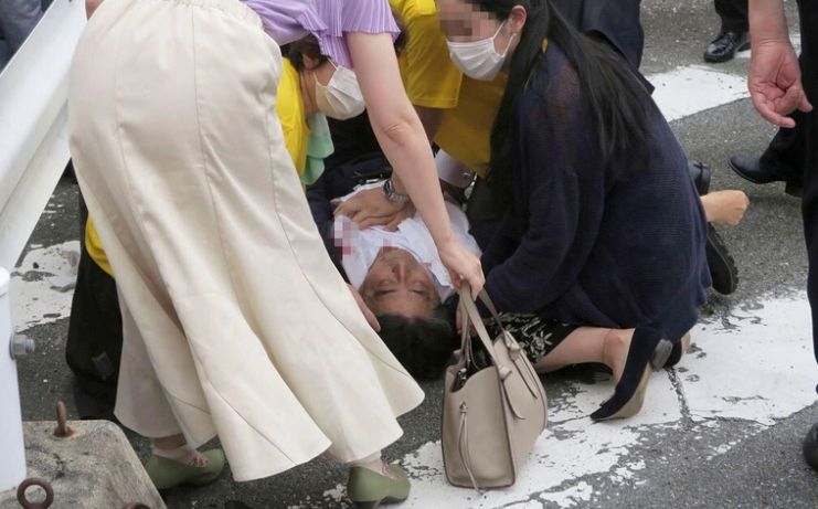 아베 전 일본 총리가 8일(현지시각) 선거유세 도중 가슴에 총을 맞고 바닥에 쓰러져 있다. 병원으로 이송된 아베 전 총리는 결국 사망했다. /AP연합뉴스⋅편집=조소혜 디자이너