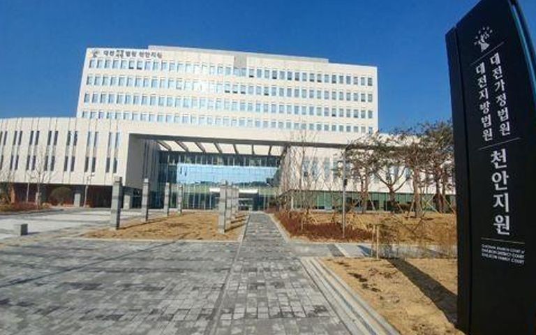 '천안 부부 모임 흉기 난동' 50대 남성, 1심 무기징역…"망설임 없었다" 기사 관련이미지