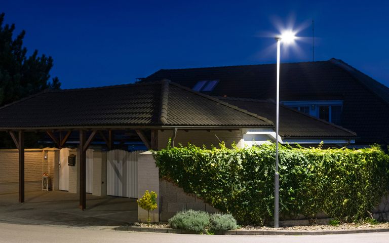 100만원짜리 가로등 '공짜'로 받아 자기 집에 설치한 7급 공무원, 그 대가는? 기사 관련이미지