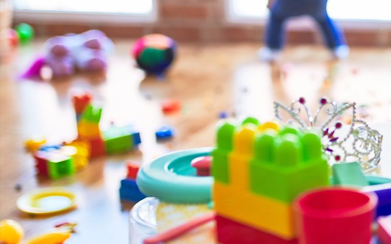 3살 원생 양팔로 꽉 안아 조이고 가슴 밀친 보육교사, 법정 구속 기사 관련이미지