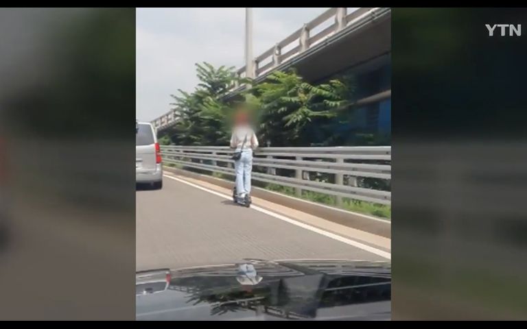 무면허·무헬멧·2인…킥보드 타고 올림픽대로 달린 10대들이 받게 될 처벌 기사 관련이미지