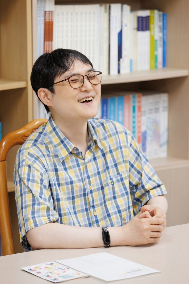 영화 이야기를 나누며 환하게 웃었다. /강선민 기자