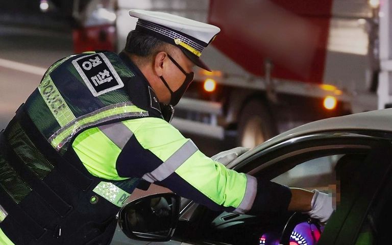 음주단속 보고 놀라 아내와 자리 바꾼 남편…그런데 아내도 수배자였다 기사 관련이미지