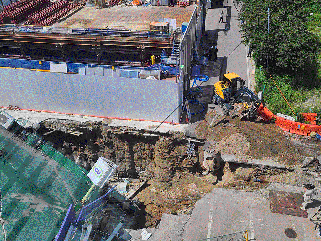 편의점이 무너져 내린 싱크홀 사이로 대량의 물이 쏟아지고 있다. /연합뉴스
