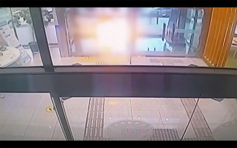 새벽에 경찰서 찾아가 휘발유 뿌리고 불 지른 고교생…이유는? 기사 관련이미지