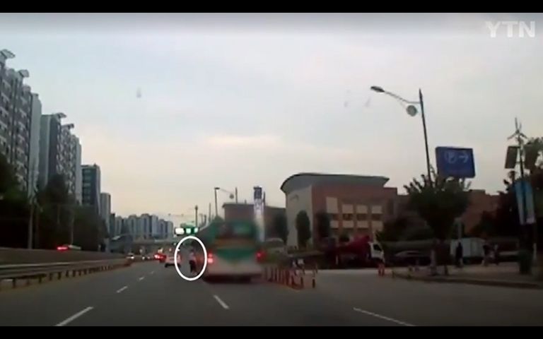 시비 붙은 동료를 버스 운전석 창문에 매달고 내달린 버스기사 기사 관련이미지
