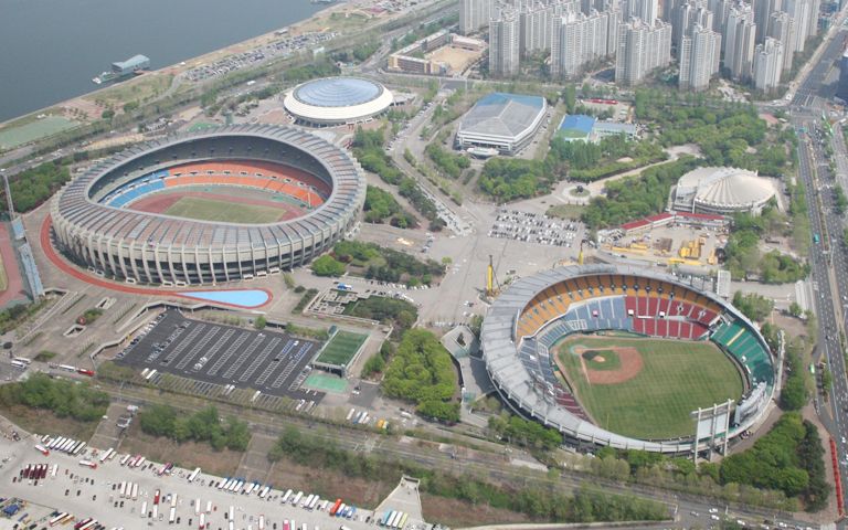 "잠실운동장 폭탄 테러" 글 올린 20대…경찰이 원점 재수사 택한 까닭 기사 관련이미지