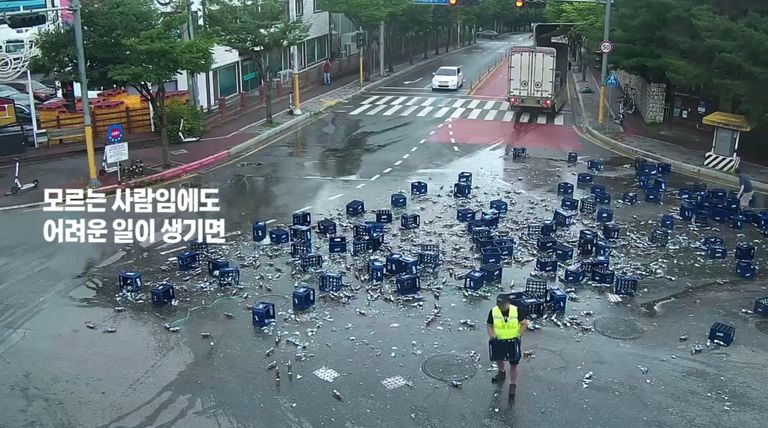 지난 6월에도 해당 지역엔 동일한 사고가 발생했었다. 당시에도 주변 시민들이 자발적으로 나서 도운 덕분에 추가적인 사고 등은 발생하지 않았다. 이에 맥주 제조사 측은 '춘천시에 계신 진짜 영웅을 찾습니다'라는 영상을 올려 감사의 마음을 전하기도 했다. /해당 맥주업체 유튜브 채널 캡처