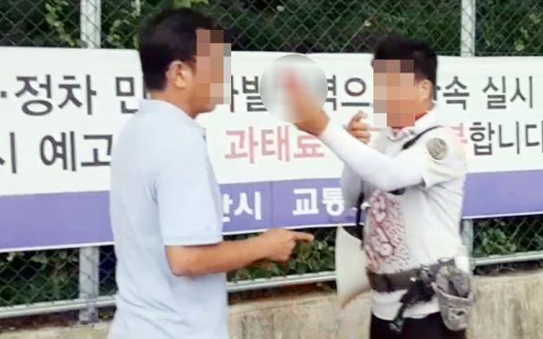 文 전 대통령 부부 협박했던 1인 시위자, 사저 앞에서 커터칼 휘두르다 체포 기사 관련이미지