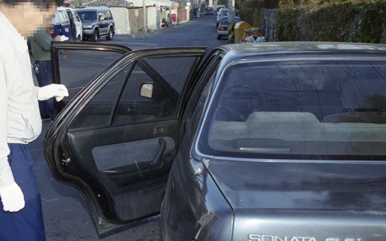 지난 1999년 11월, 제주 변호사 피살 현장 감식에 나선 경찰의 모습. /연합뉴스