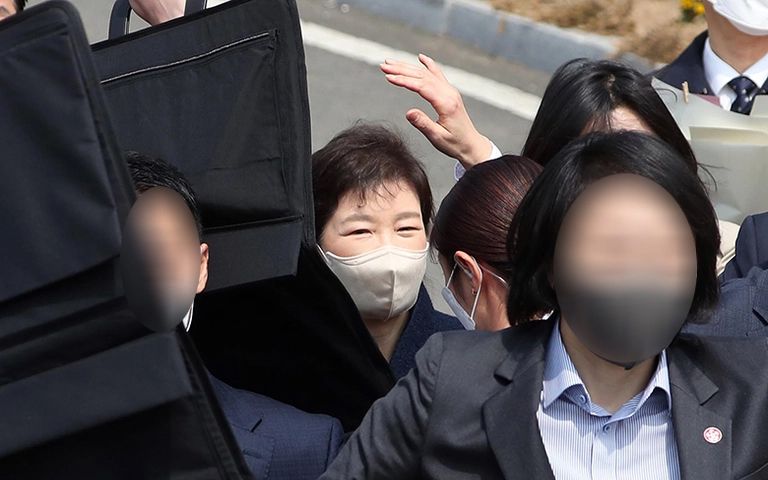 박근혜 전 대통령에게 소주병 던진 남성, 쇠톱·커터칼도 준비했다 기사 관련이미지