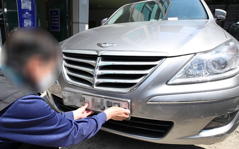 번호판 떼러 온 공무원을 차로 들이받은 '과태료 체납' 40대 기사 관련이미지