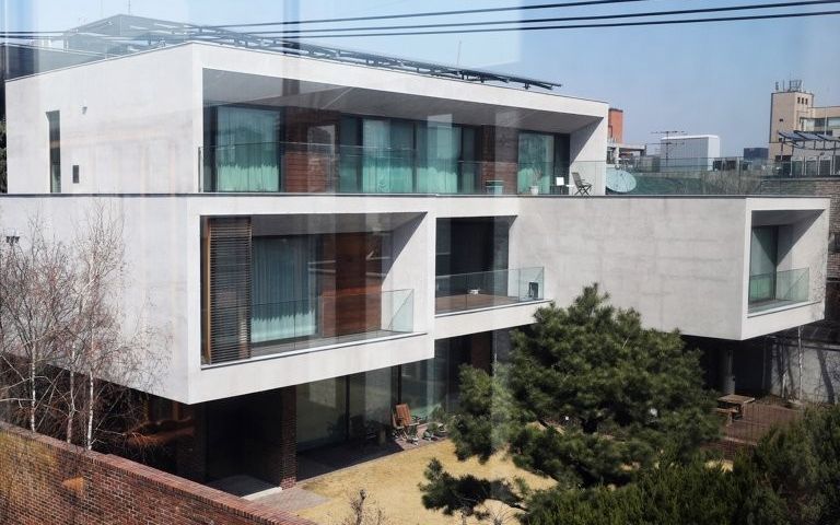 111억에 팔린 MB 논현동 사저…'공매 취소' 행정소송 냈지만, 대법원서도 패소 기사 관련이미지