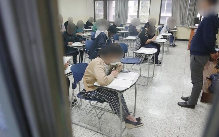 마스크 쓰고 본다는 걸 노렸다…100만원 주고 한국어능력시험 대리 응시 기사 관련이미지