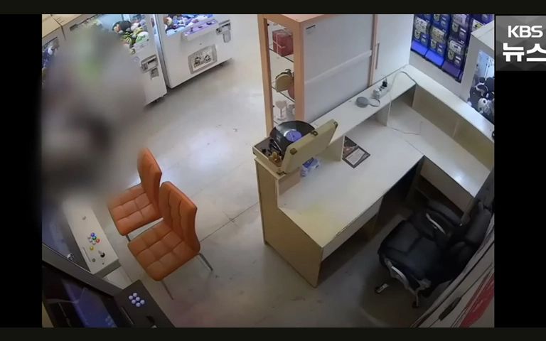 색 변한 바닥 타일…인형뽑기방 '큰일' 본 여성에 재물손괴죄 적용 기사 관련이미지