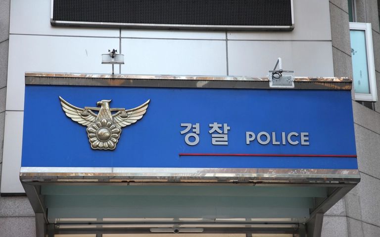 교도소에서 나온 다음 날 경찰관에게 침 '퉤퉤'…다시 교도소로 기사 관련이미지