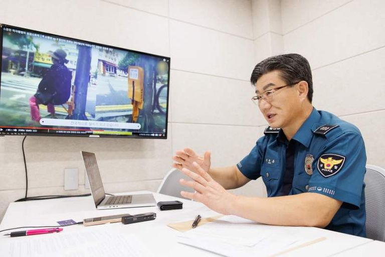 유창훈 과장은 "(장수의자를) 다른 동네에서 보면 꼭 자식을 보는 느낌이다"라면서 "시민들이 편리함을 느낄 거란 생각에 흐뭇하기도 하다"고 말했다. /박선우 기자